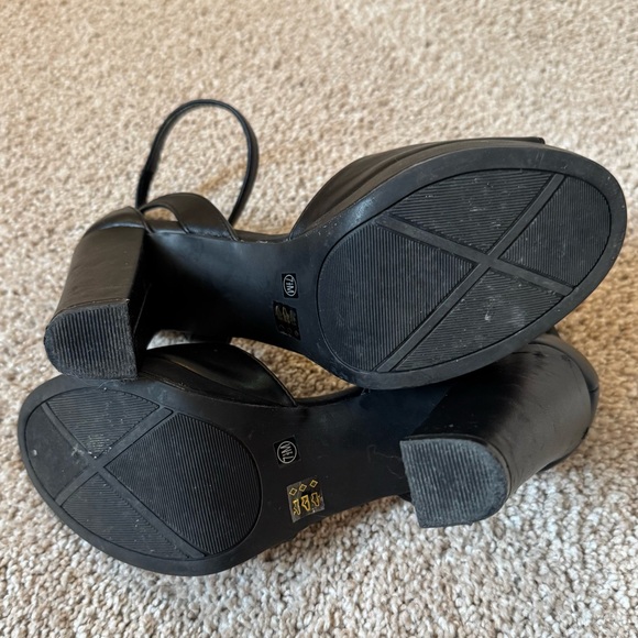 Chinese Laundry | Black Ankle Strap Platform Heels 7.5 - Picture 4 of 6